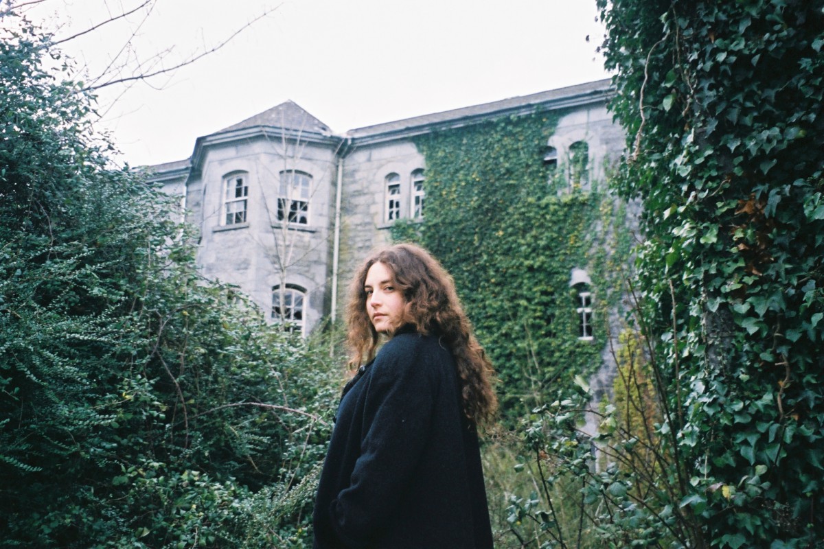 Amelia Baker Of Cinder Well Discusses Her New Album’s Richly Immersive Folk